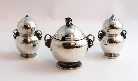 Georg Jensen. Sterling sølv (925). Sennepskrukke, salt & peber. Model 724. Produceret 1933 - 1945.
