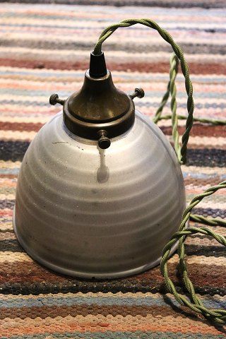 Gammel industriel loftlampe med glasskærm i mat sølv på ydersiden...