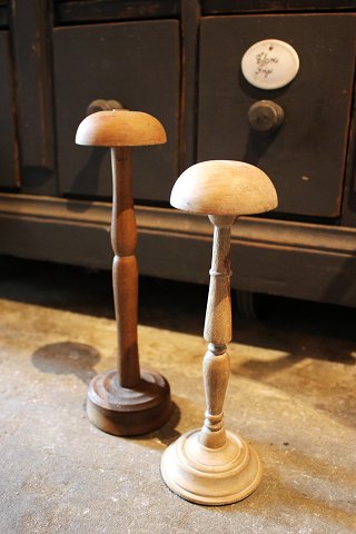 Gamle hatte display / hatteholder i træ med en fin patina...H: 26cm.