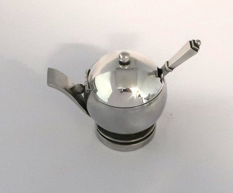 Georg Jensen. Pyramide. Sterling (925). Sennepskrukke med indvendig grøn emalje samt ske. Model 632. Højde 6 cm. Produceret 1933 - 1945.