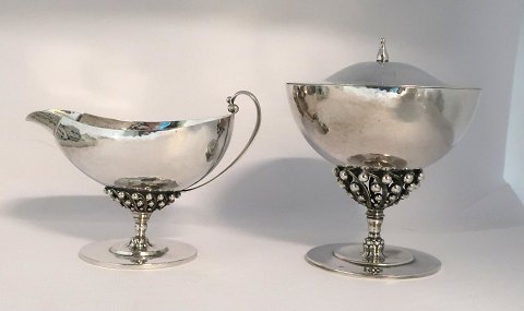 Georg Jensen. Sølv sukkerskål & flødekande. Johan Rohde. Model 43. Højde på sukkerskål 14 cm. Produceret 1920erne.