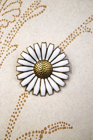 Gammel Marguerit / Daisy broche i sterling sølv 925S og hvid emaljefra A. Michaelsen. Dia.: 4cm.