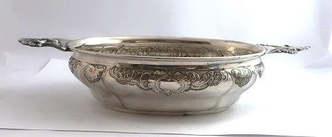 Georg Jensen. Oval sølvskål med hanke (830). Model 352. Længde uden hanke 23 cm. Bredde 17 cm. Produceret 1919.