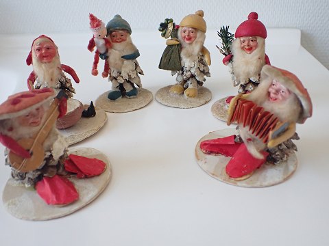 5 danske koglenisser. Sælges individuelt. Nisserne med risengrød og banjo er solgt
