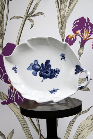 Royal Copenhagen Blå Blomst flettet bladformet kagefad.10/8003. med stempel fra år 1893-1923...