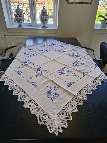 Dug smukt broderet med blå blomster 134 x 134 cm.