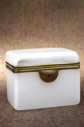 Antikt 1800 tals sukkerskrin i hvid opal glas med bronze montering...