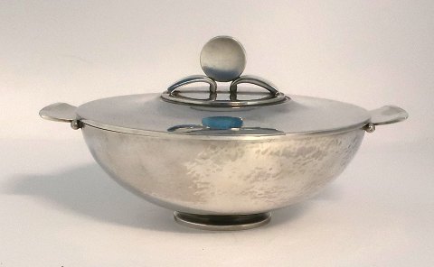Georg Jensen. Sterling (925). Bowl with lid. Design: Harald Nielsen. Model 689. Diameter without handle 13 cm. Produced 1933-1945.
