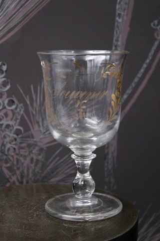 Gammelt Fransk souvenir vinglas med graveret skrift "Souvenir" med rest af guld dekoration.