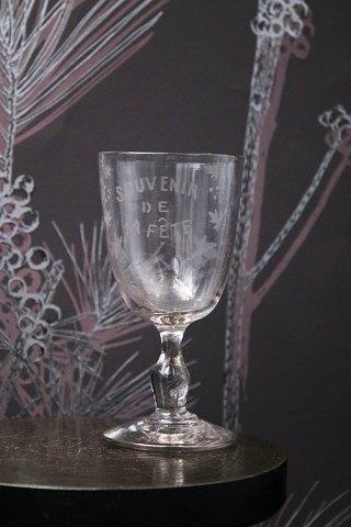 Gammelt Fransk souvenir vinglas med graveret skrift og dekorationer. "Souvenir de la feté"