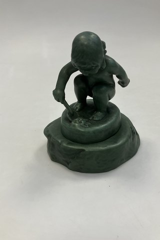 P. Ipsens Enke Ceramic Figurine in Green Glaze of Little Girl with Shovel No. 889