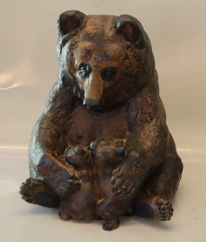 3824 Bjørn siddende m/unger 24 x 30 cm Aluminia kunstfajance Jeanne Grut