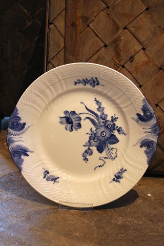 Royal Copenhagen Blå BlomstSvejfet kagefad med hanke. Dia.: 27cm. RC#10/1864...