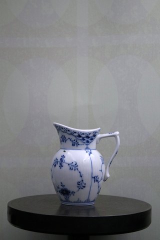 Royal Copenhagen , Musselmalet Halvblonde flødekande.RC# 394...