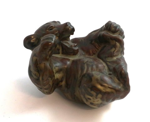 Royal Copenhagen. Stentøjs figur. Liggende bjørn. Knud Kyhn. Model 20271. Længde 17 cm. (1 sortering)