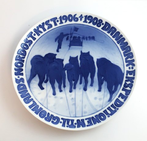 Royal Copenhagen. Mindeplatte #95. Danmarks Ekspeditionen til Grønlands Nordost kyst 1906-1908. 1909. Diameter 23 cm.
