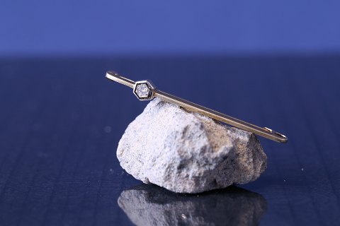 Flot guld guldbroche i 14 karat guld med indlagt hexagonal brillant. Stemplet WG 585.