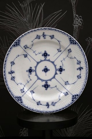 Royal Copenhagen , Musselmalet Halvblonde middagstallerken.Dia.: 25,5cm. RC#1/571...