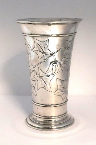 K. Tømmerup, København (K.T.). Sølv vase med blomster motiv (830). Højde 18,5 cm. Produceret 1906.