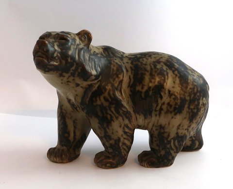 Royal Copenhagen. Bjørn. Knud Kyhn. No. 20155.  Længde 18 cm. Højde 14 cm. (1 sortering)