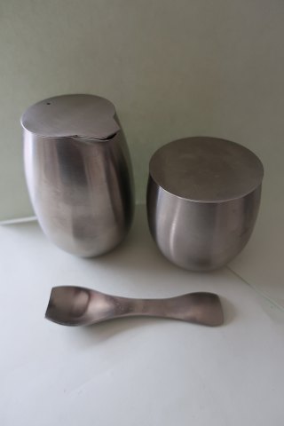 Bodum, DanmarkSmukt sukker - fløde sæt med sukkerskeAf børstet stålBåde sukkerskål og flødekande har lågDen smukt designede sukkerske er inklusiveDesign: C. Jørgensen