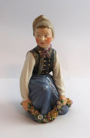 Royal Copenhagen. Amagerdreng. Design af Carl Martin-Hansen. Model 12414. (1 sortering)