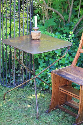 Gammelt fransk café bord med i afpudset metal og smedejern med en rigtig fin patina...