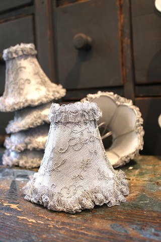 6 stk. små gamle vintage lampeskærme fra 40érne til lysekrone i stof med tyl og blondekanter...