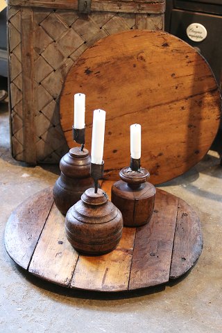 Swedish 19th century round wooden plate with a really nice patina. Nice as a table plate / tray...