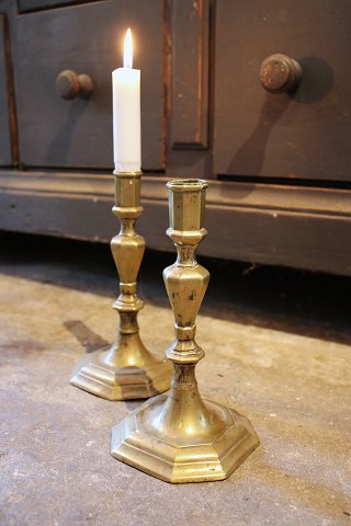 Et par 1700 tals lysestager i messing med en rigtig fin patina...