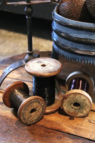 3 decorative old vintage yarn spools with sewing thread with a super nice patina. Just fine as pure decoration...