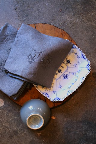 8 stk. gamle franske damask vævet linned servietter med fint mønster og flot monogram i flot grå farve...