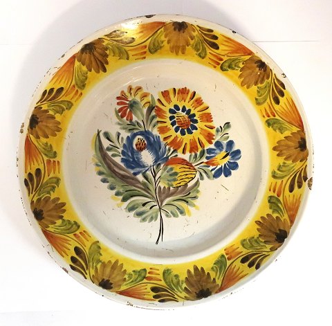 Kellinghusen. Earthenware dish. Diameter 30.3 cm. With very small edge notches.