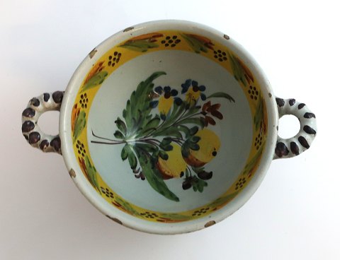 Kellinghusen. Faience ear bowl. Diameter 15.5 cm. Height 8 cm. With very small edge notches