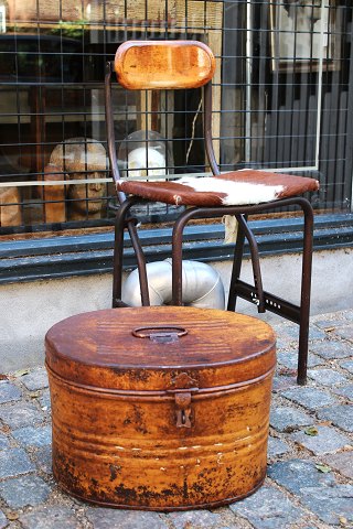 Old oval metal box with old original paint and fine patina. Super nice for storage...
