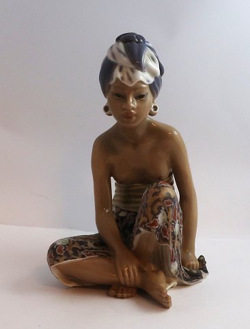 Dahl Jensen. Porcelain figurine. Bali Girl. Model # 1136. Height 21.5 cm. (1 quality)