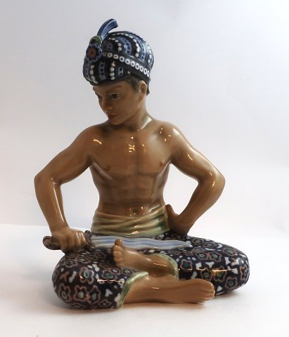 Dahl Jensen. Porcelænsfigur. Javanesisk Krisfægter. Model # 1113. Højde 18 cm. (1 sortering)
