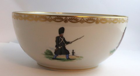 Royal Copenhagen. Den Kongelige livgarde skål. 325 års jubilæum. Diameter 24 cm. Højde 11 cm. (1 sortering)
