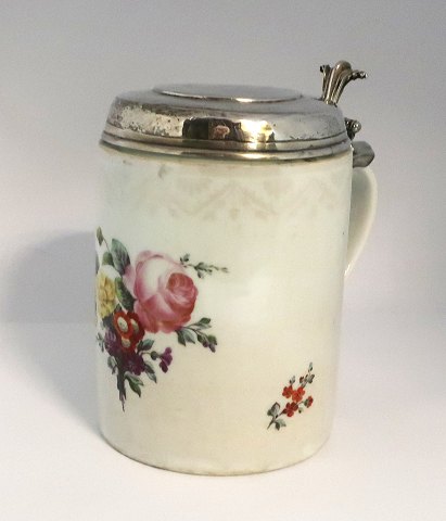 Royal Copenhagen. Lågkrus dekoreret med blomster med sølvlåg. Låg ikke stemplet. Højde 17 cm. Diameter 12 cm