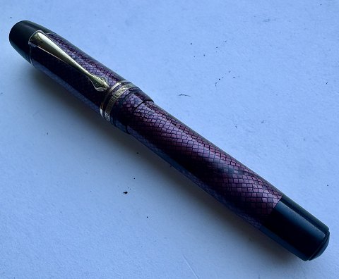 Burgundy snakeskin fountain pen LOOK VERY MUCH AS A PELIKAN PRODUCT