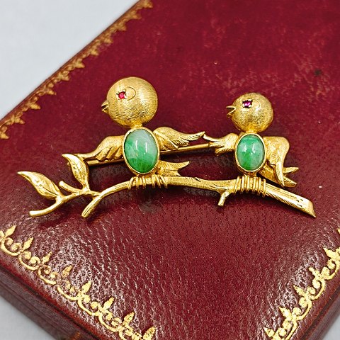 Brooch with birds in 14k gold set with jade and ruby
