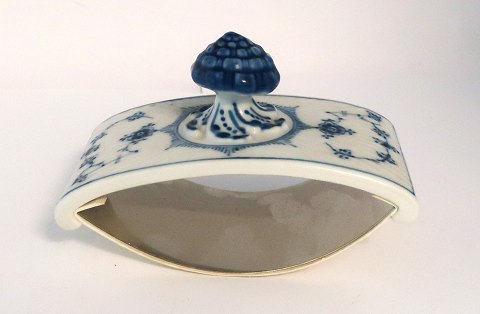 Royal Copenhagen. Musselmalet, riflet. Blæksuger (2034). Længde  14 cm. (1 sortering).