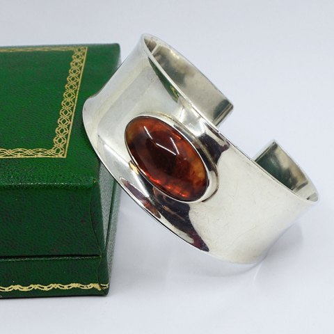 Niels Erik From; Armring af sterling sølv med rav