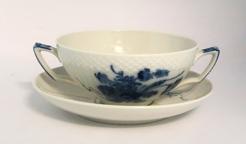 Royal Copenhagen. Blå blomst, svejfet. Bouillonkop. Model 1872. Diameter 13 cm. (4 sortering)