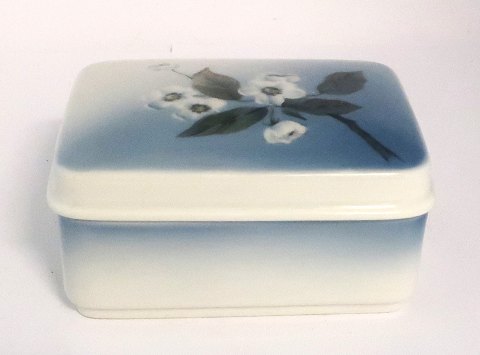 Royal Copenhagen. Porcelæns bonbonniere med blomster motiv. Model 4437. Længde 11,5 cm. Bredde 9,5 cm. Højde 5,5 cm. (1 sortering)