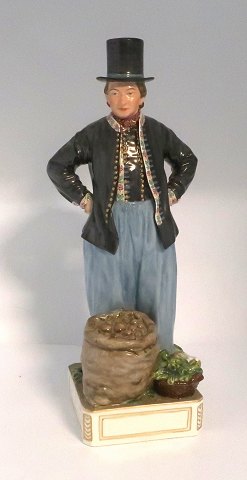 Royal Copenhagen. Overglasur figur Jan Hansen Schmidt Torvedragt, Amager. Model 12103. Højde 32 cm. (1 sortering)