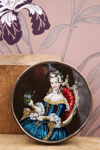Dekorativ , fransk 1800 tals candy / slik æske lavet i pap med messing kanter og glasmaleri...