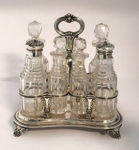 Engelsk sterling Platmenage med 7 krystalkarafler (925). Længde 19 cm. Højde 20 cm. Produceret London 1831.