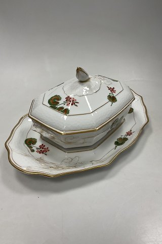 Royal Copenhagen Art Nouveau Stel No. 225 Pelargonie Terrin med fad No. 2038 / 2040