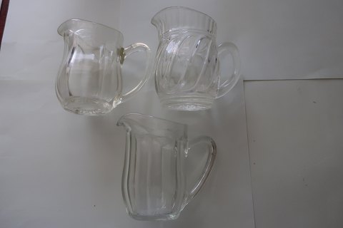 Gamle flødekander af glasFra ca. 1930H: 10cmMed stjerne i bundenKan købes enkeltvis